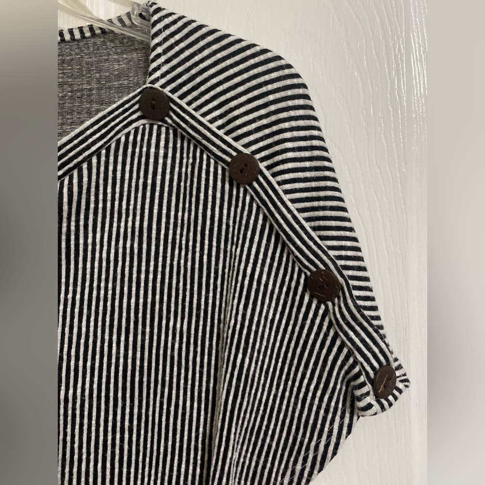 W5-WOMENS STRIPED BLACK AND WHITE TOP - Picture 13 of 13
